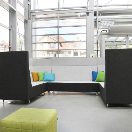 Espace de travail moderne avec plusieurs fauteuils Voo Voo High et poufs colorés. - Voo Voo High