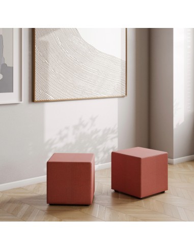 Poufs Cube rouges et gris dans un coin salon lumineux. - Cube
