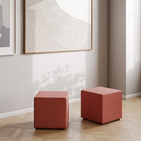 Poufs Cube rouges et gris dans un coin salon lumineux. - Cube