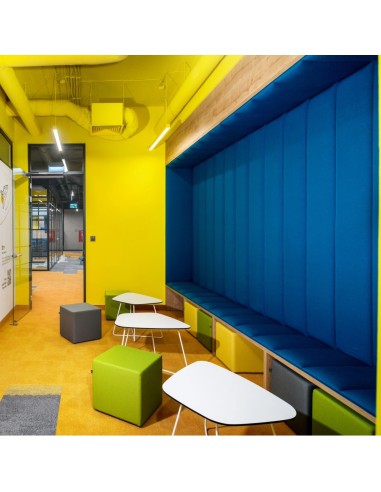 Espace coloré avec plusieurs poufs Cube verts et bleus assortis à la décoration. - Cube