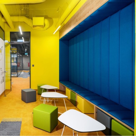 Espace coloré avec plusieurs poufs Cube verts et bleus assortis à la décoration. - Cube