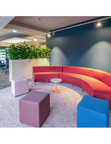 Salon convivial avec banquettes courbes et poufs Cube multicolores. - Cube