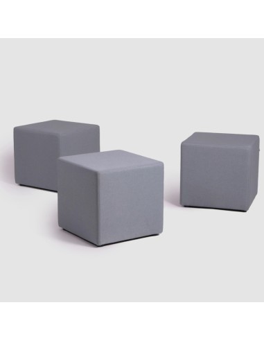 Trois poufs Cube gris alignés dans un espace moderne. - Cube