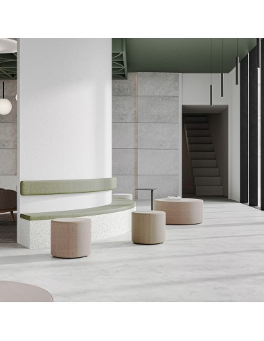 Poufs Rondo en tissu beige et vert dans un espace détente moderne. - Rondo