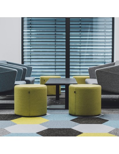 Poufs Rondo jaunes dans une salle de jeux lumineuse. - Rondo