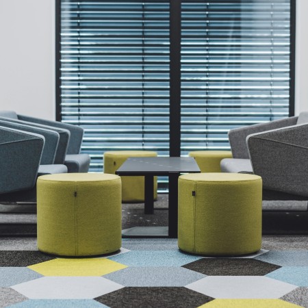 Poufs Rondo jaunes dans une salle de jeux lumineuse. - Rondo