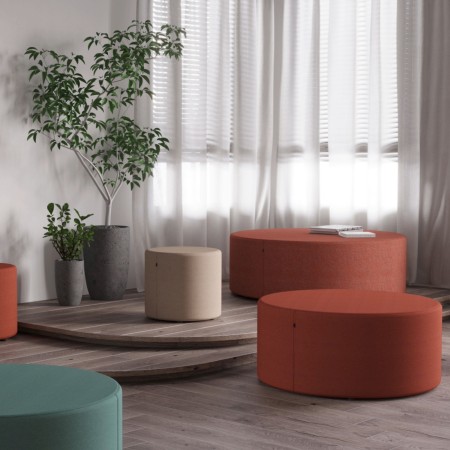Poufs Rondo verts et beiges dans une salle de détente lumineuse. - Rondo