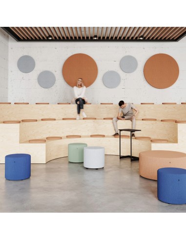 Poufs Rondo colorés dans un espace créatif au mobilier en bois. - Rondo