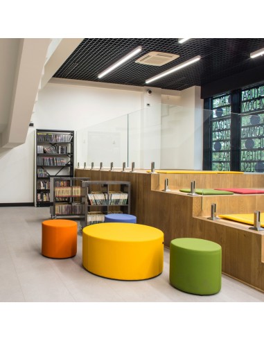 Poufs Rondo jaunes et verts dans un espace de coworking lumineux. - Rondo