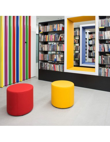 Poufs Rondo rouges et jaunes devant une bibliothèque colorée. - Rondo