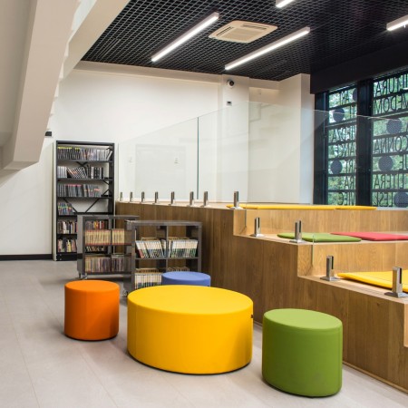 Poufs Rondo Large oranges et verts dans une bibliothèque design. - Rondo Large
