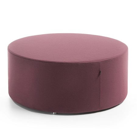 Grand pouf Rondo Large bordeaux dans un espace lumineux avec rideaux clairs. - Rondo Large