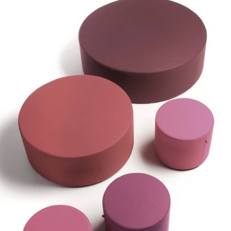 Poufs Rondo XL rouges et violets assortis sur fond neutre. - Rondo XL