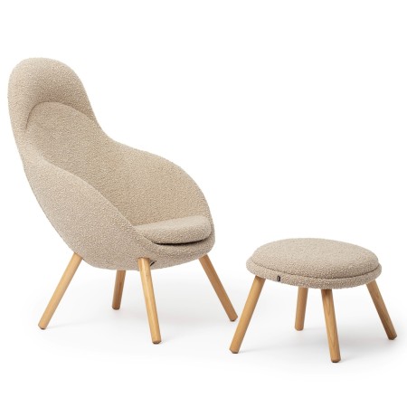 Fauteuil et pouf Vieni en tissu beige sur pieds en bois clair. - Vieni