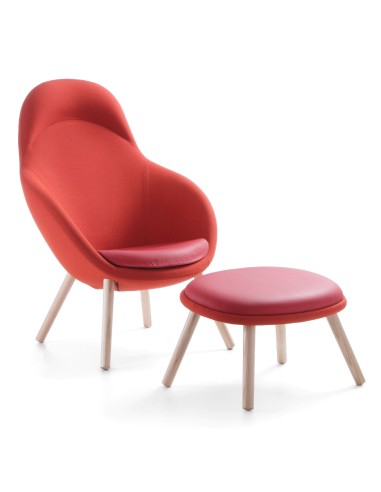 Fauteuil et pouf Vieni en tissu rouge sur pieds en bois clair. - Vieni