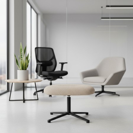 Pouf Lightup en tissu beige avec base pivotante noire dans un bureau moderne. - Vieni