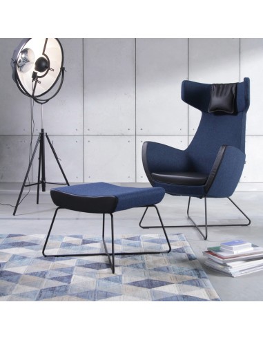 Fauteuil et pouf Umm en tissu bleu avec piètement fil noir dans un salon moderne. - Umm