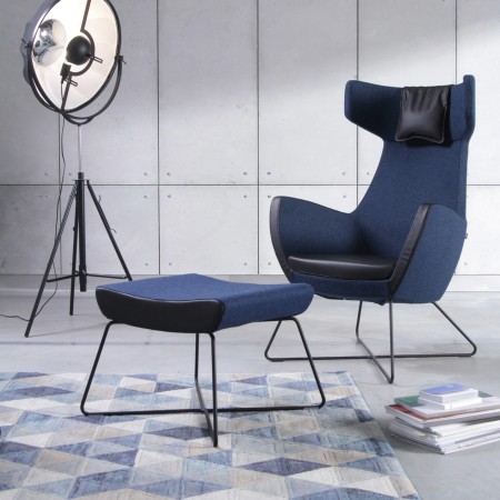 Fauteuil et pouf Umm en tissu bleu avec piètement fil noir dans un salon moderne. - Umm