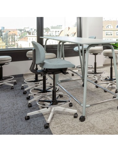 Chaises Lift 10R autour d’une table haute dans un espace collaboratif