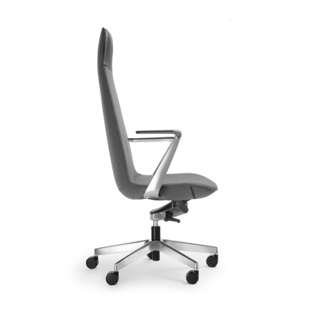 Vue latérale du fauteuil de bureau Lumi LM 103 avec accoudoirs design