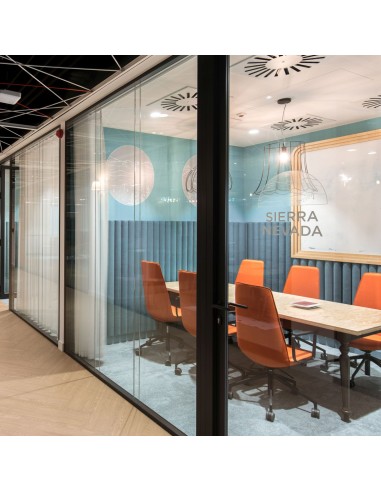 chaises LM 102 oranges installées dans une salle de conférence moderne