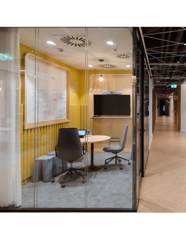 aménagement salle de réunion avec fauteuils confortables LUMI et mur acoustique