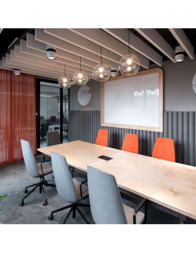 espace professionnel équipé de sièges pivotants bicolores LUMI avec accoudoirs en aluminium