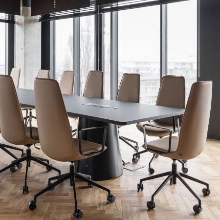 salle de réunion design avec fauteuils ergonomiques à roulettes LUMI beige