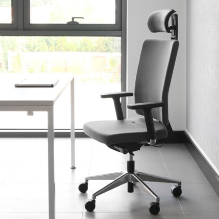 Open space moderne avec chaises de bureau grises modèle MT 103