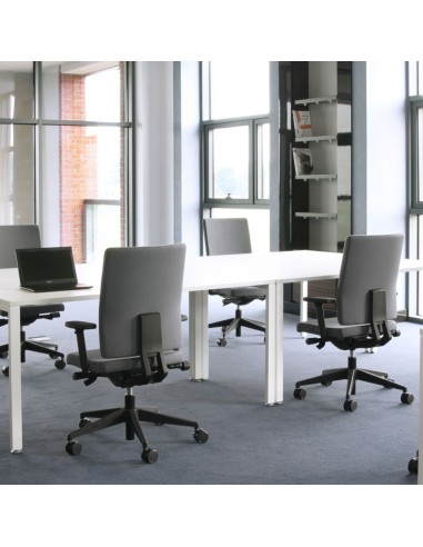 Postes de travail équipés de fauteuils Mate MT 102 gris dans un open space lumineux