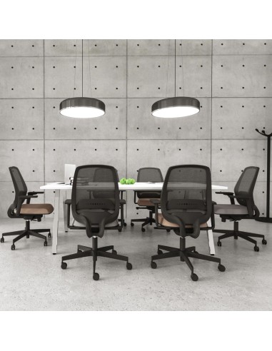 Salle de conférence avec fauteuil de travail noirs en maille fine - confort et efficacité