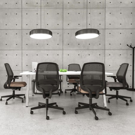 Salle de conférence avec fauteuil de travail noirs en maille fine - confort et efficacité