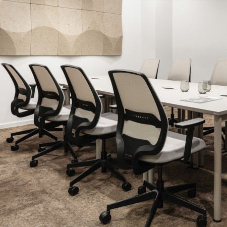 Salle de réunion avec chaises sur roulettes professionnelles et confortables MOMO 102 noir et beige