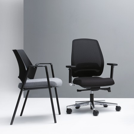 Modèle MOMO sobre et minimaliste mis en situation