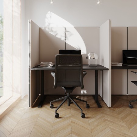 Chaise design Ovidio OV 1M2 dans un bureau moderne lumineux