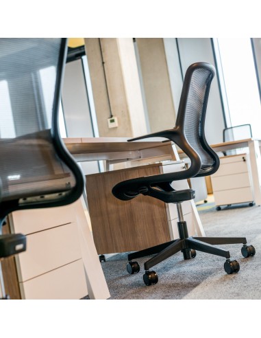 Chaise Ovidio OV 1M2 utilisée dans un bureau design avec vue sur la ville