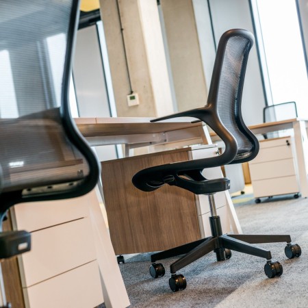Chaise Ovidio OV 1M2 utilisée dans un bureau design avec vue sur la ville