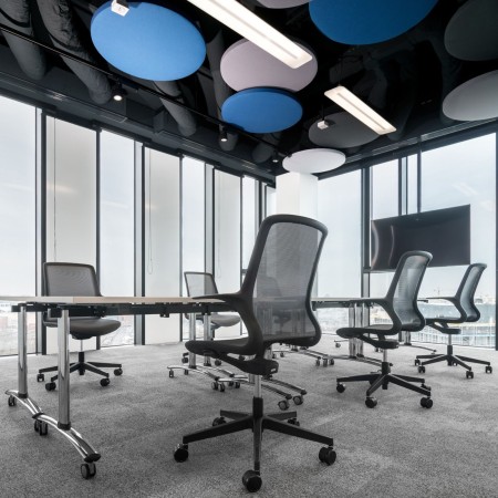 Fauteuil Ovidio OV 1M2 dans un espace de coworking moderne