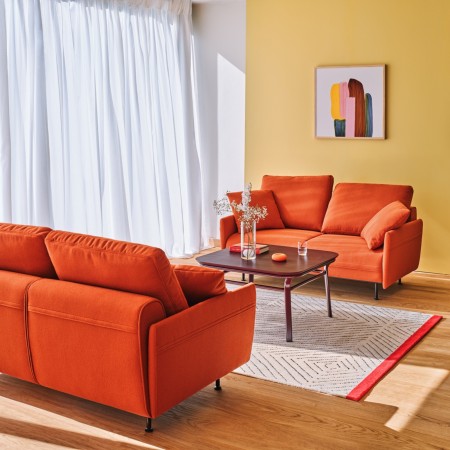 canapés professionnels orange pour espace d’accueil – Lotus design Yonoh Studio
