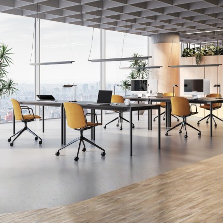 Chaise Relief en tissu ocre avec pied étoile noir à roulettes sur fond blanc – photo produit mobilier professionnel monbureau 2