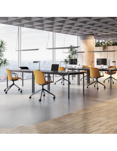 Chaises Relief avec assise tissu ocre et pied étoile à roulettes dans open space moderne – monbureau