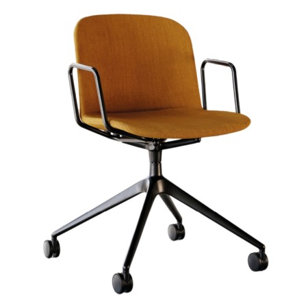 Chaise Relief en tissu ocre avec pied étoile noir à roulettes sur fond blanc – photo produit mobilier professionnel monbureau