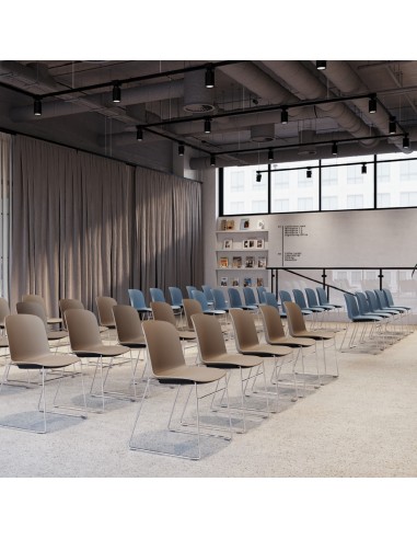 Chaises Relief avec coque plastique et piètement luge en métal dans salle de conférence - monbureau
