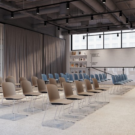 Chaises Relief avec coque plastique et piètement luge en métal dans salle de conférence - monbureau