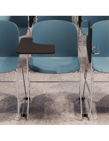 Chaise Relief bleue avec tablette écritoire et piètement luge chromé – mobilier de formation monbureau