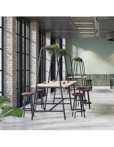 Tables hautes ROUND Multipurpose avec chaises CANNIE et arches végétales en espace détente