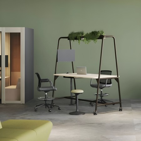 Salle de réunion avec table haute, écran et plantes suspendues ROUND multipurpose