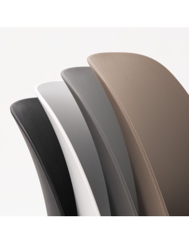 Différents coloris en plastique recyclé de la chaise Haali avec roulettes - réunions