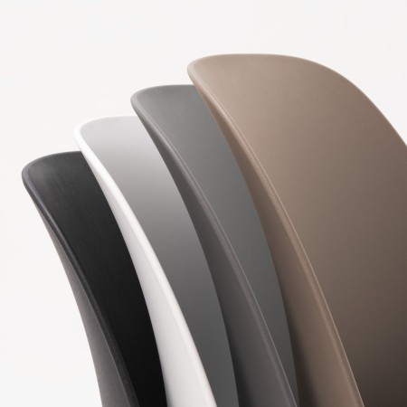 Différents coloris en plastique recyclé de la chaise Haali avec roulettes - réunions