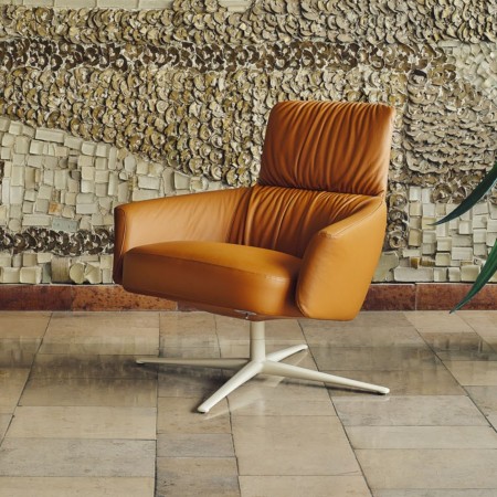 Fauteuil Grand Grace cuir cognac avec piètement métal clair – monbureau